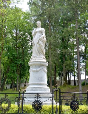 SOVIETSK, RUSSIA - 01 Temmuz 2019: Şehir parkındaki Prusya Kraliçesi Louise Anıtı. Kalininingrad bölgesi