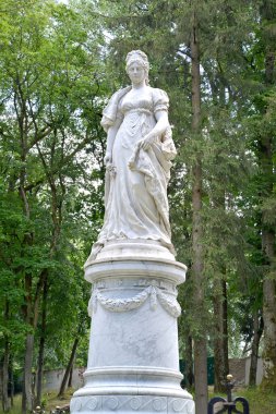 SOVIETSK, RUSSIA - 01 Temmuz 2019: Şehir parkında Prusya kraliçesi Louise 'in heykeli. Kalininingrad bölgesi