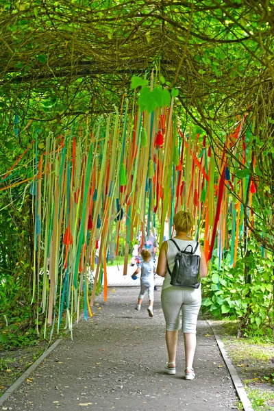 Gente Pasa Por Túnel Plantas Con Cintas Deseos Atadas —  Fotos de Stock