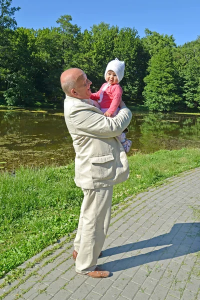 Großvater Hält Kleine Enkelin Park — Stockfoto