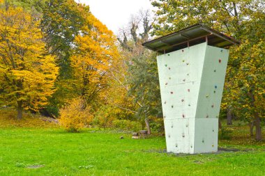 Sonbahar parkında tırmanma standı