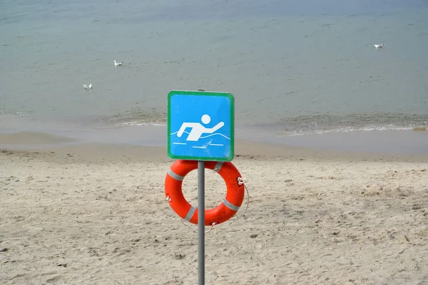 Salvavidas Una Playa Desierta Costa Del Mar Báltico Texto Ruso —  Fotos de Stock