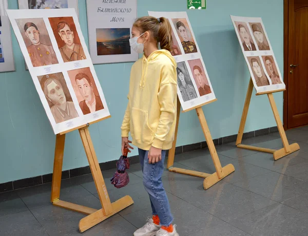 Kalininingrad Rusia Noviembre 2020 Una Adolescente Examina Los Dibujos Infantiles — Foto de Stock