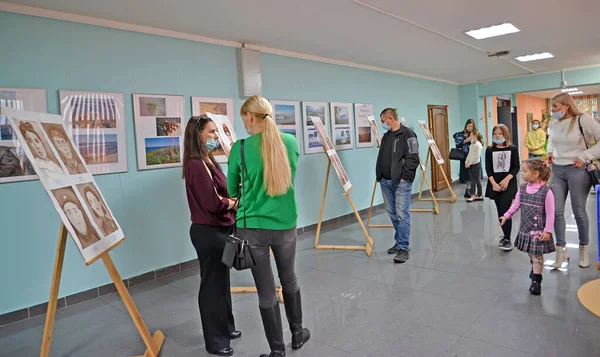 Kaliningrad Russland November 2020 Menschen Bei Der Ausstellung Von Kinderzeichnungen — Stockfoto