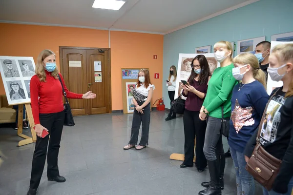 Kaliningrad ロシア 2020年11月2日 Covid 19コロナウイルス流行中の子供の絵の展示会のオープニング — ストック写真