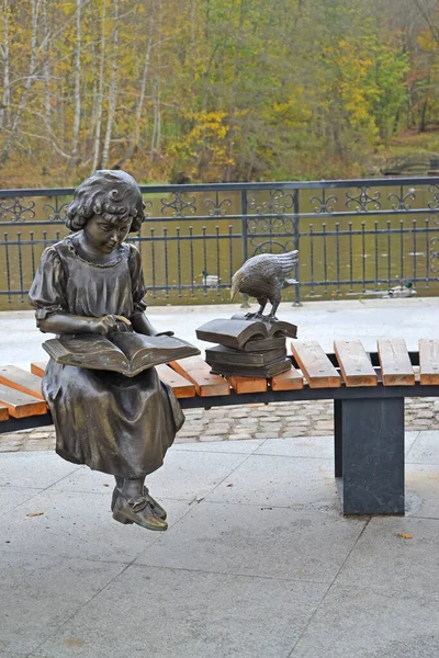 Svetlogorsk Rusia Noviembre 2020 Grupo Escultórico Girl Reading Book Parque —  Fotos de Stock