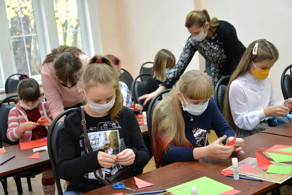 Kaliningrad Russie November 2020 Studenten Vouwen Zelfgemaakte Origami Van Gekleurd — Stockfoto