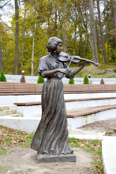 Svetlogorsk Oroszország November 2020 Szobor Lány Hegedűvel Múzsa Kreatív Park — Stock Fotó