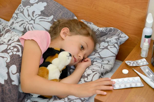 Uma Menina Doente Cinco Anos Deita Cama Com Brinquedo Macio — Fotografia de Stock