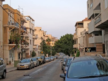 TEL AVIV, IZRAEL - ECTOBER 03, 2012: Jona A-Navi Caddesi 'nin eski ilçesinde park edilmiş araçlar