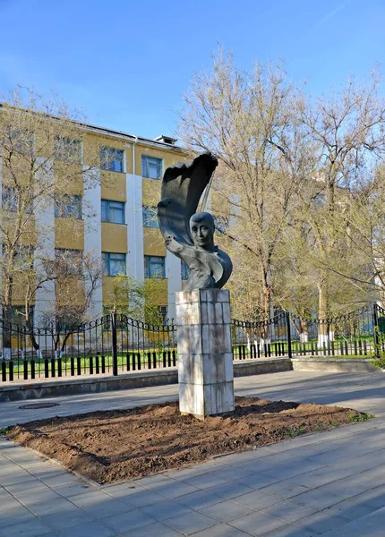 Elista Oroszország Április 2017 Monument Kalmyk Zeneszerző Chonkushov Hátterében Épület — Stock Fotó