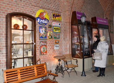 KALININGRAD, RUSSIA - 15 Mart 2015: Ziyaretçiler Friedland Gate Müzesi 'nde sergi açmayı düşünüyorlar