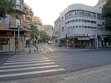 TEL AVIV, ISRAEL - Ekim 03, 2012: Tel Aviv 'in eski ilçesinde Allenby ve Rambam caddelerinin kesiştiği nokta