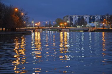 Sonbahar akşamı Tahta Köprü manzarası. Kaliningrad