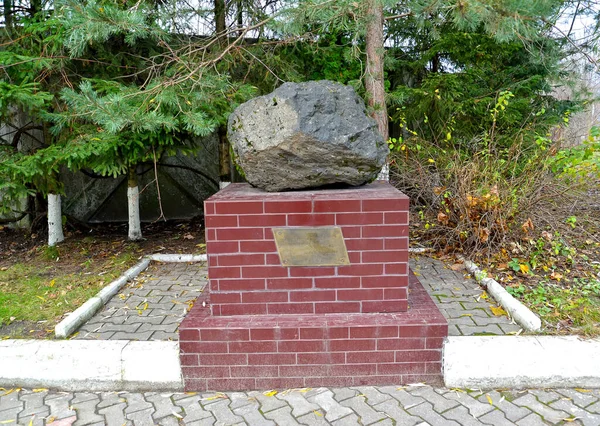 Kaliningrad ロシア 2020年11月29日 秋の日の隕石への記念碑 — ストック写真