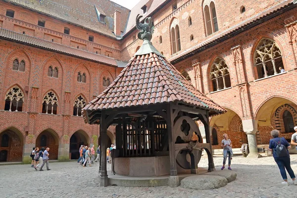 Malbork Polsko Srpna 2018 Studna Území Nejvyššího Rytíře Teutonického Řádu — Stock fotografie