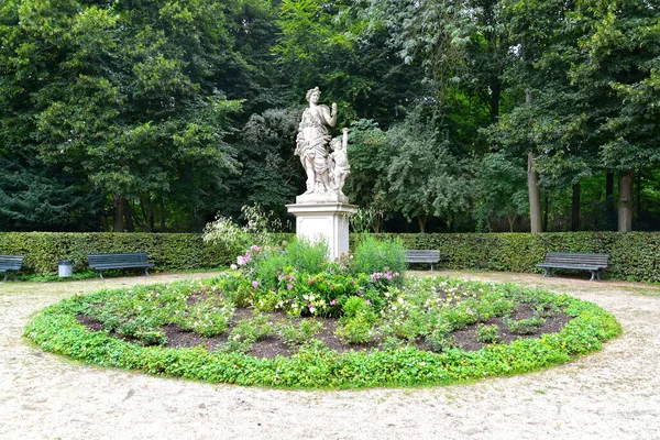 ドイツ ベルリン 2017年8月12日 フローラとプットの彫刻による公園の一角 大規模な園舎 — ストック写真