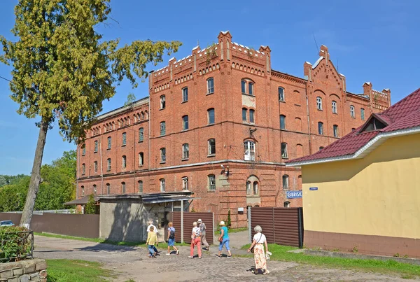 2018 Ozersk Russia Augight 2019 Tourists Pass Old Water Mill — 스톡 사진