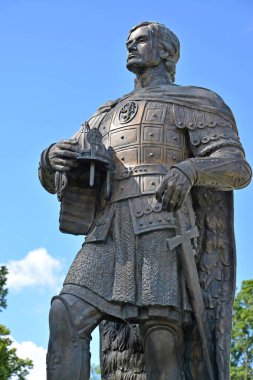 BalTIYSK, RUSSIA - 23 Temmuz 2020: Derin bir gökyüzünün arka planında Prens Alexander Nevsky anıtı. Kalininingrad bölgesi