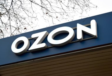 RUSSIA - 27 Aralık 2020: Çevrimiçi OZON mağazasının imza adı