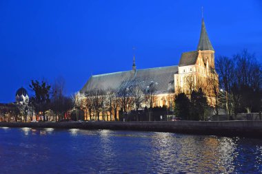 KALININGRAD, RUSSIA - 27 Aralık 2020: Koenigsberg Katedrali ve Sinagogu ile Kanta Adası Embank. Sonbahar akşamı
