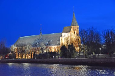 KALININGRAD, RUSSIA - 27 Aralık 2020: Sonbahar akşamı dekoratif ışıklandırmalı Koenigsberg Katedrali