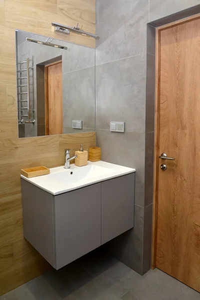 洗面台付きのバスルームの内部の断片 近代的ミニマリズム — ストック写真