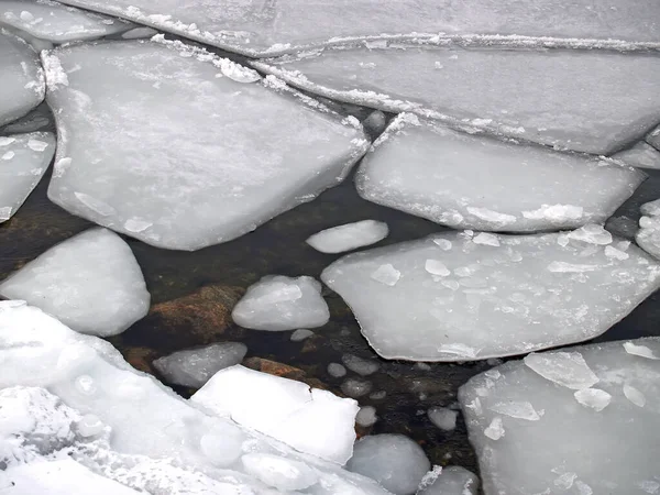 Topniejący Lód Nad Brzegiem Morza Wczesną Wiosną — Zdjęcie stockowe