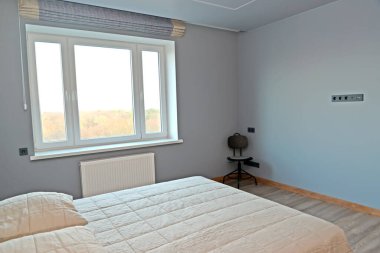 Mütevazı bir yatak odası. Modern minimalizm