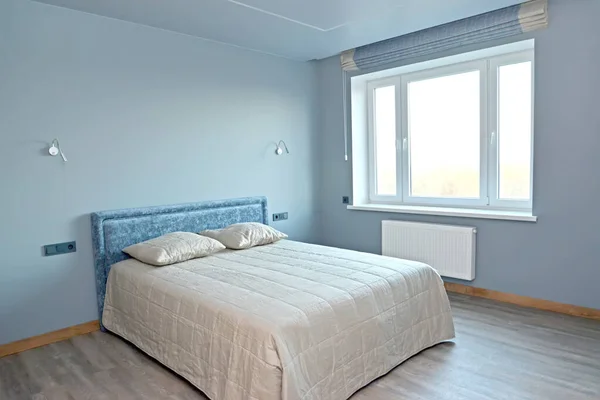 Yatak Odasının Içinde Çift Kişilik Yatak Var Modern Minimalizm Stok Fotoğraf