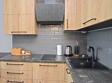 Mutfaktaki mobilyaların parçaları. Çatı katı elementli modern minimalizm