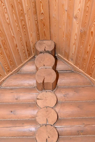 中から木造住宅の丸太石 — ストック写真