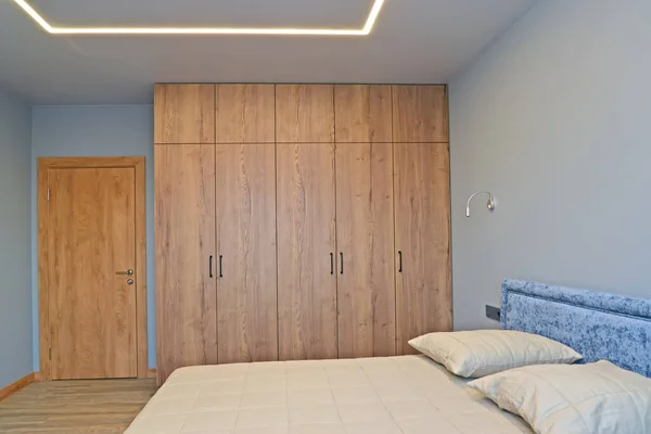 Beş Kapılı Gardırobu Olan Modern Bir Yatak Odasının Ayrıntıları — Stok fotoğraf