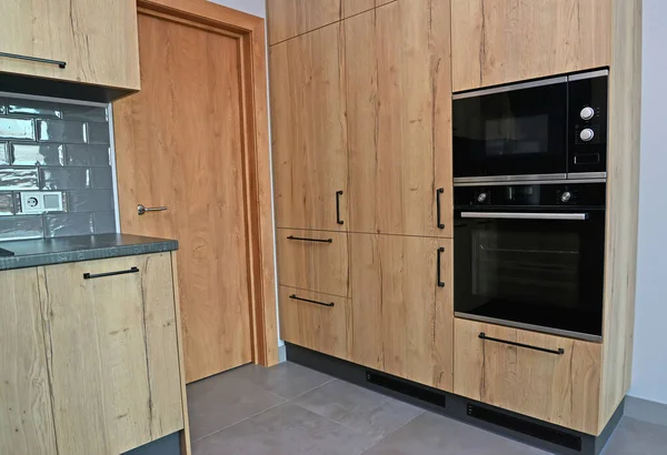 Fragment Une Cuisine Avec Une Armoire Colonnes — Photo