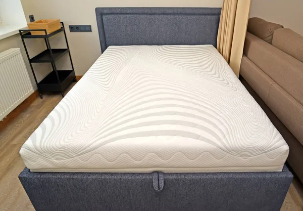 Двуспальная Кровать Зонированной Гостиной — стоковое фото