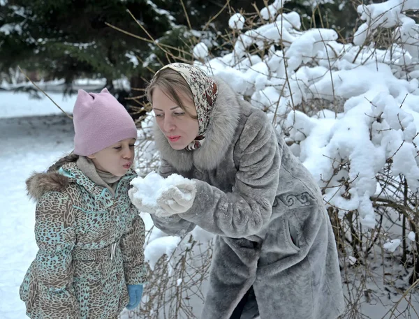 Молода Жінка Дочкою Грає Снігом Зимовому Парку Стокове Зображення