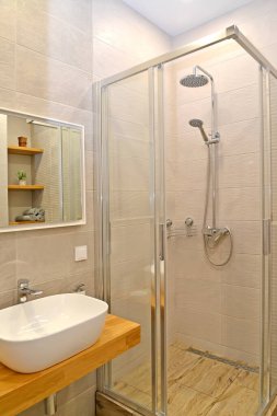 Lavabosu ve duşu olan bir banyo parçası. Eşitlikçilik