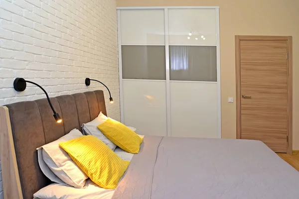 Dormitorio Con Cama Doble Fondo Puertas Correderas Vestidor Ecominimalismo —  Fotos de Stock