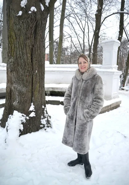 Mladá Žena Kožichu Stojí Poblíž Stromu Zimním Parku — Stock fotografie