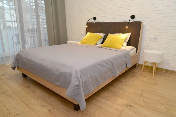 Fragmento Dormitorio Con Una Cama Doble Ecominimalismo — Foto de Stock