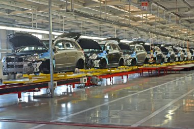 KALININGRAD, RUSSIA - 16 Eylül 2014: Arabalar montaj dükkanının konveyör hattında duruyor. Araba fabrikası