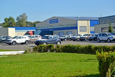 KALININGRAD, RUSSIA - 16 Eylül 2014: Lojistik merkezinin önünde yeni yolcu vagonları duruyor. Otomobil fabrikasının bölgesi. Rusça metin - lojistik merkezi