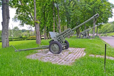 KALININGRAD, RUSSIA - 14 Haziran 2020: Topçu silahlarının açık müze sergisi. Fort No. 5 