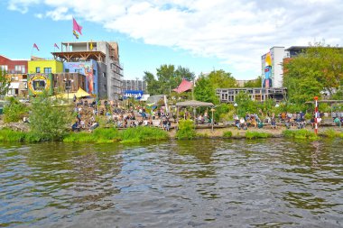 BERLİN, ALMANY - 13 AĞUSTOS 2017: Spree nehrinin kıyısındaki dinlenme alanı