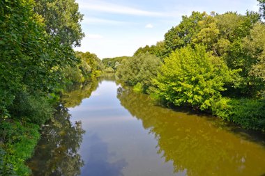 Güneşli bir yaz gününde Angrapa Nehri. Kalininingrad bölgesi