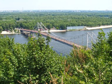 Yaz boyunca Dinyeper ve Park Pedestrian Köprüsü manzarası. Kiev, Ukrayna