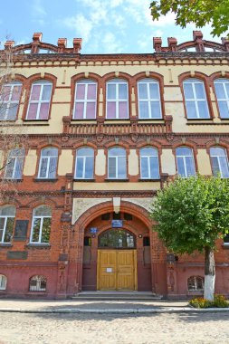 CHERNYAKHOVSK, RUSSIA - 16 AĞUSTOS 2019: 6 numaralı ortaokul binasına giriş (eski bir ortaokul, 1902). Kalininingrad bölgesi