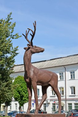 CHERNYAKHOVSK, RUSSIA - 16 Ağustos 2019: bir yaz günü bir geyik heykeli. Kalininingrad bölgesi