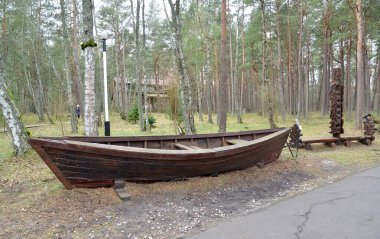 KALINGRAD REGION, RUSSIA - Mayıs 05, 2009: 1950 'lerin balıkçı teknesi. Ziyaret Merkezi 'nin Kurshskaya Ulusal Parkı Müze Kompleksi Bölgesi