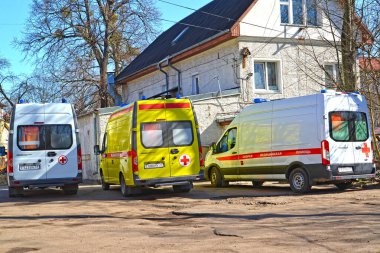 KALININGRAD, RUSSIA - Nisan 04, 2021: Merkez Bölge karakolunun otoparkında ambulanslar